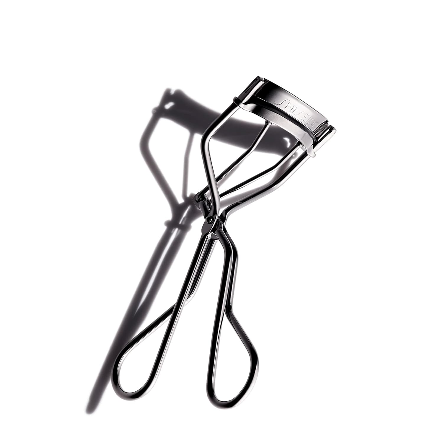 Shiseido Eyelash Curler - Crimps & Curls Lashes for Perfect, Eye-Framing Fringe - Gentle & Safe - Includes ReTLacement Pad